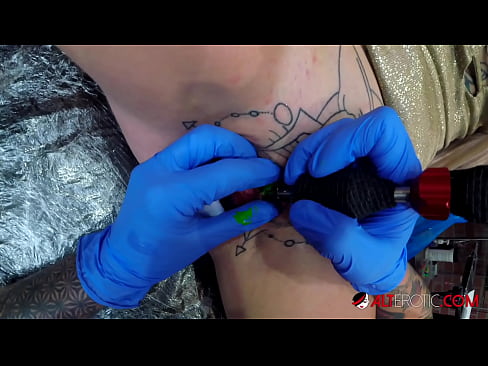 ❤️ Ekstrèmman tatoue hottie Sully Savage te fè yon tatoo sou klitoris li ️❌ Pornografi difisil nan ht.fuxporn-com.ru ❌